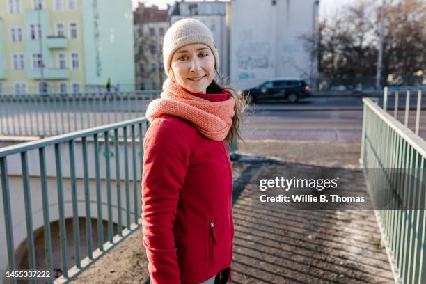 portrait of woman in warm jogging gear - weiße jacke stock-fotos und bilder