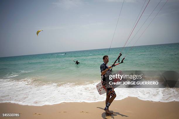 Un projet de bétonnage menaçant une plage paradisiaque indigne en Espagne" A kite-surfer prepares himself to rides waves the Valdevaqueros beach in...