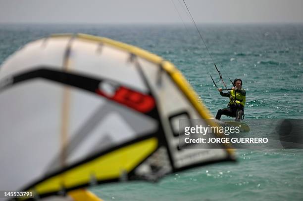 Un projet de bétonnage menaçant une plage paradisiaque indigne en Espagne" A kite-surfer rides waves the Valdevaqueros beach in Tarifa, near Cadiz,...