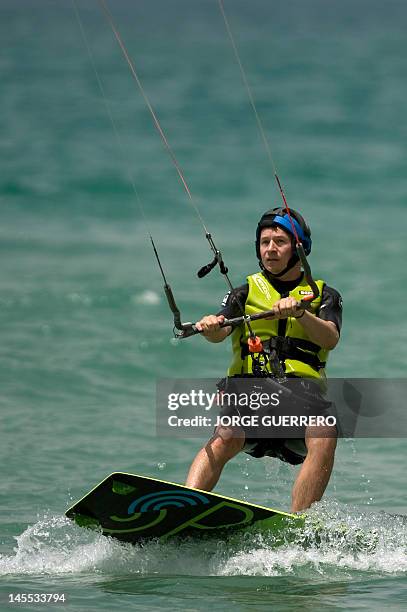 Un projet de bétonnage menaçant une plage paradisiaque indigne en Espagne" A kite-surfer rides waves the Valdevaqueros beach in Tarifa, near Cadiz,...