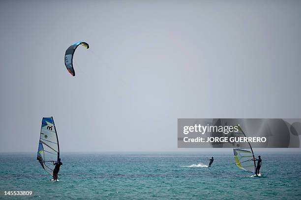 Un projet de bétonnage menaçant une plage paradisiaque indigne en Espagne" Windsurfers are pictured at Valdevaqueros beach in Tarifa, near Cadiz, on...