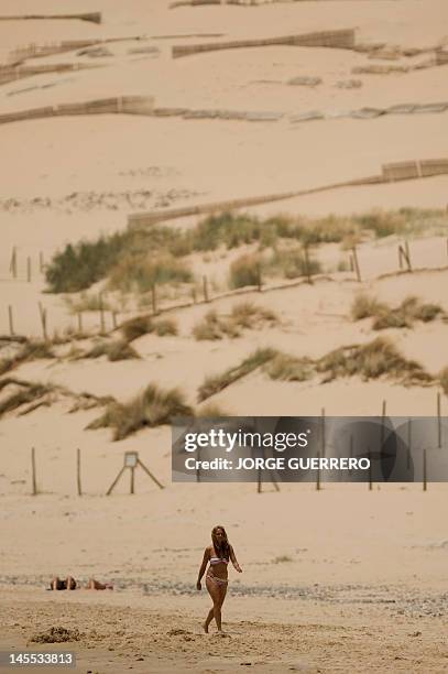 Un projet de bétonnage menaçant une plage paradisiaque indigne en Espagne" A woman walks on Valdevaqueros beach in Tarifa, near Cadiz, on June 1,...