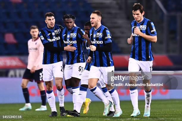 Teun Koopmeiners of Atalanta BC celebrates with teammates after scoring the team's first goal during the Serie A match between Bologna FC and...