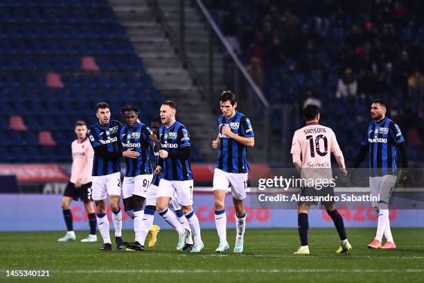 Teun Koopmeiners of Atalanta BC celebrates with teammates after scoring the team's first goal during the Serie A match between Bologna FC and...