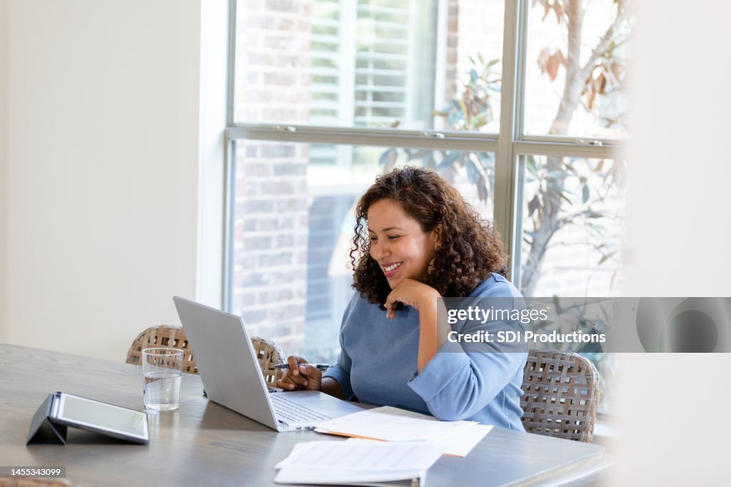 Un propriétaire de petite entreprise rencontre virtuellement un conseiller financier