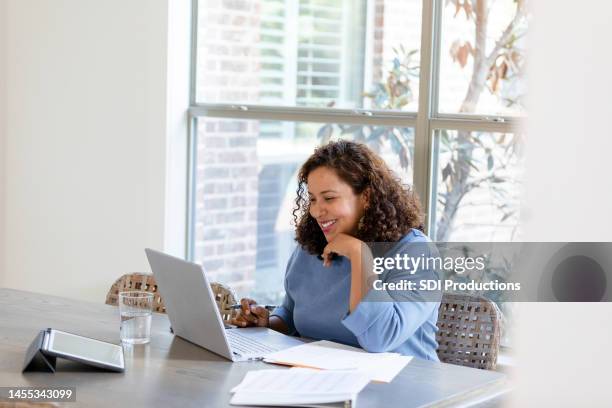 small business owner meets virtually with a financial advisor - e learning bildbanksfoton och bilder