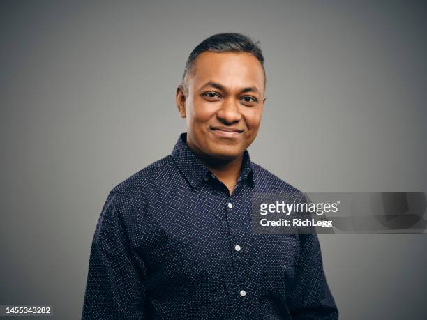 video ritratto di un uomo indiano - portrait grey background confidence foto e immagini stock