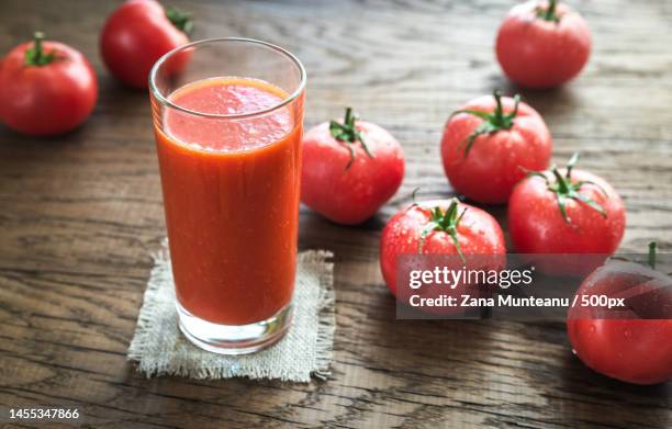 high angle view of tomatoes with juice on table,romania - tomatensap stockfoto's en -beelden