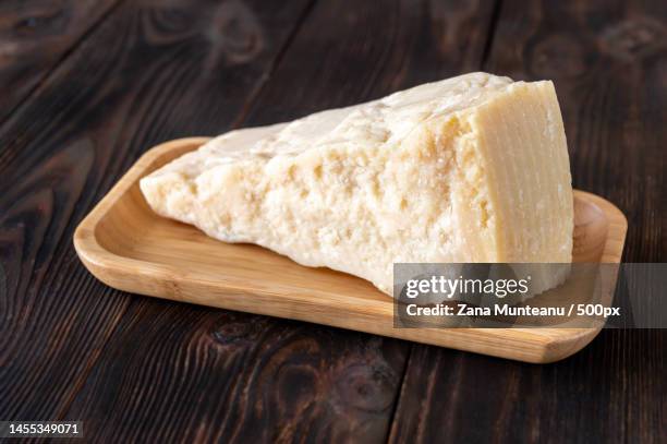 wedge of parmesan cheese on wooden background,romania - parmesano fotografías e imágenes de stock