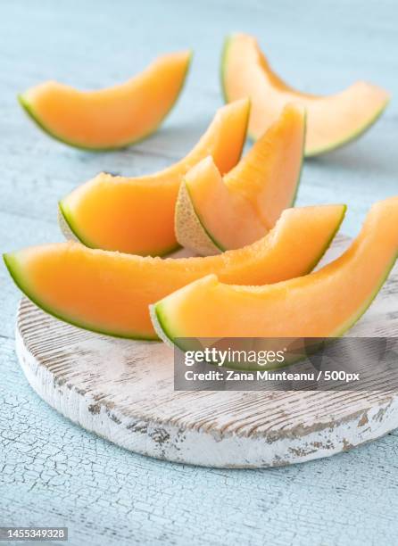 cross section of cantaloupe melon flat lay,romania - melão imagens e fotografias de stock