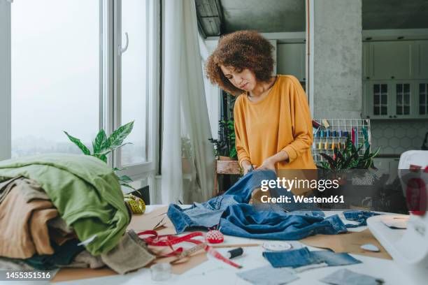 Spliting Pants Splitting Pants Photos et images de collection - Getty Images