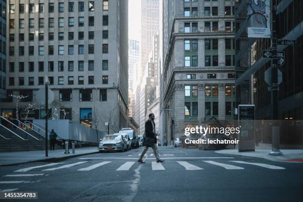businessman in manhattan financial district - financieel district stockfoto's en -beelden