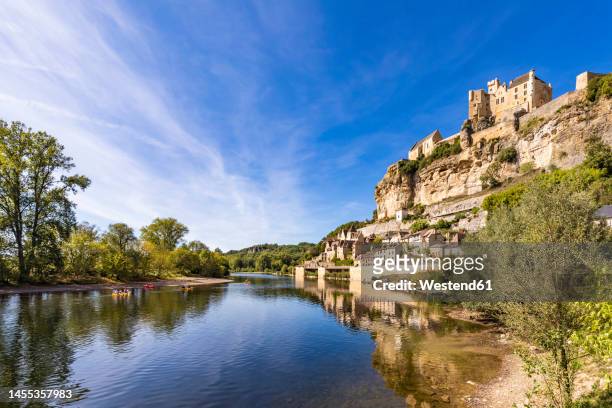 france, nouvelle-aquitaine,beynac-et-cazenac, chateau de beynac overlooking dordogne river - dordogne river stock pictures, royalty-free photos & images