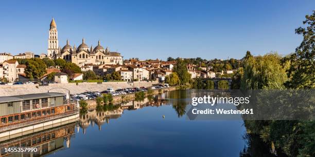 france, nouvelle-aquitaine, perigueux, isle river with perigueux cathedral - perigueux stock pictures, royalty-free photos & images