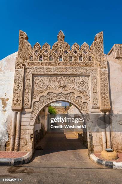 saudi arabia, jazan province, ornate arch over empty alley - saudi home stock pictures, royalty-free photos & images