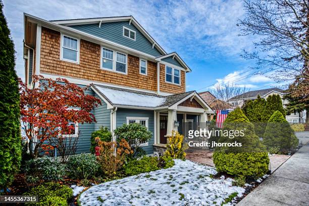 exterior de la casa suburbana estadounidense moderna en invierno - casa de dos pisos fotografías e imágenes de stock