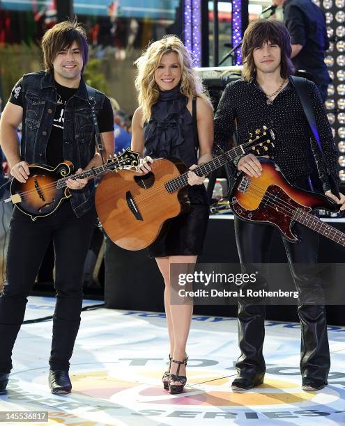 The Band Perry Photos and Premium High Res Pictures - Getty Images