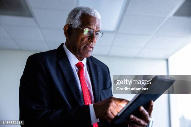 senior black executive using tablet - distinguished gentlemen with white hair stock pictures, royalty-free photos & images