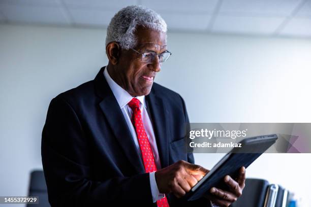 senior black executive using tablet - distinguished gentlemen with white hair stock pictures, royalty-free photos & images