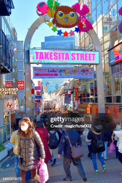 grande folla a takeshita street, harajuku, tokyo, durante la stagione di capodanno - takeshita dori foto e immagini stock