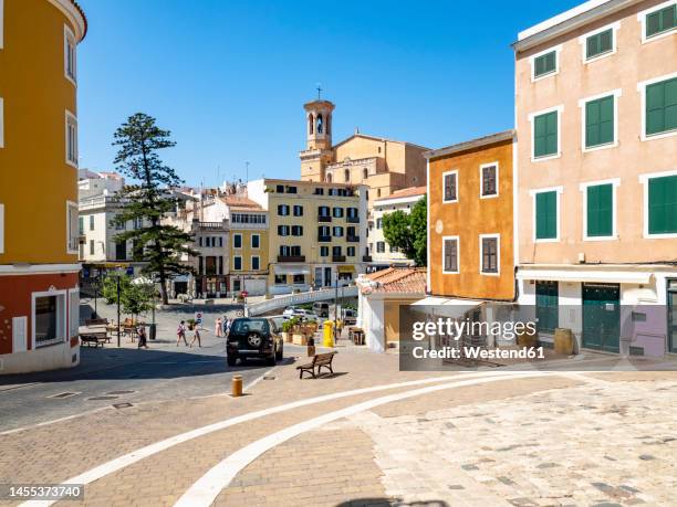 spain, balearic islands, mahon, placa del princep square in summer - menorca stockfoto's en -beelden