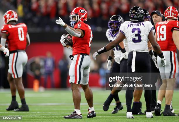 Kenny McIntosh of the Georgia Bulldogs signals a first down in the second quarter against the TCU Horned Frogs in the College Football Playoff...