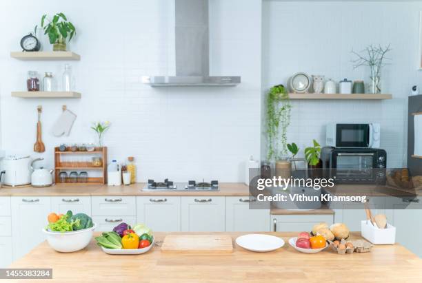 beautiful kitchen - kookeiland stockfoto's en -beelden