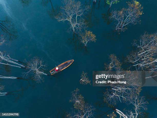 pescador da vista do drone no lago tuyen lam - drone point of view - fotografias e filmes do acervo