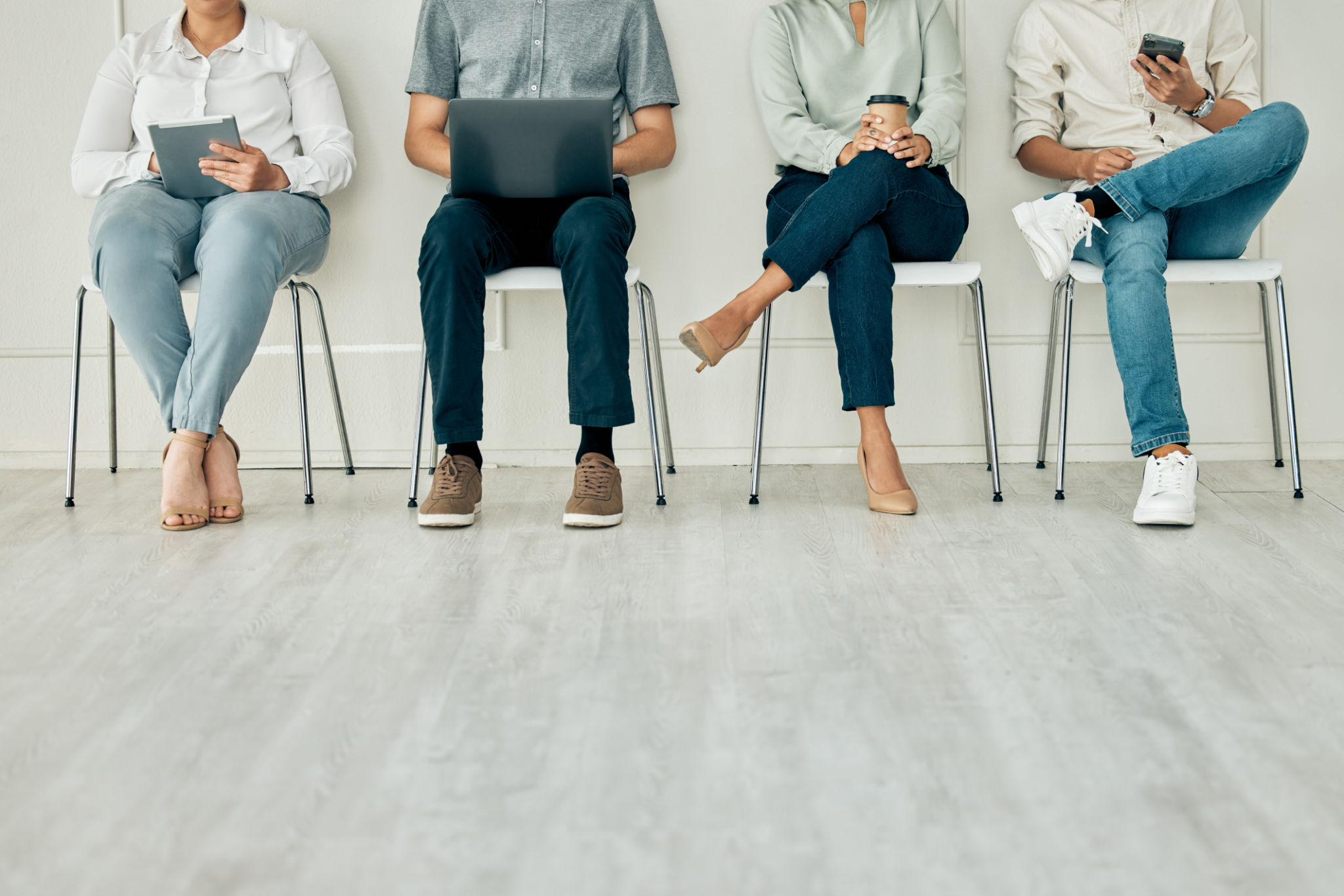 Rekrutierung, Job und Einstellungsgespräch mit Leuten, die auf das Einstellungsteam warten, das Technologie verwendet. Potenzielle Digital Tech-Mitarbeiter in der Geschäftsstelle bereit für die Kontaktaufnahme mit uns Agenturbesprechung am Computer und Rekrutierung, Job und Einstellungsgespräch mit Leuten, die auf das Einstellungsteam warten, das Technologie verwendet. Potenzielle Digital Tech-Mitarbeiter in der Geschäftsstelle bereit für die Kontaktaufnahme mit uns Agenturbesprechung am Computer und
