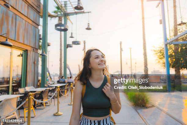 woman walking in la mer, dubai - city walk dubai stockfoto's en -beelden