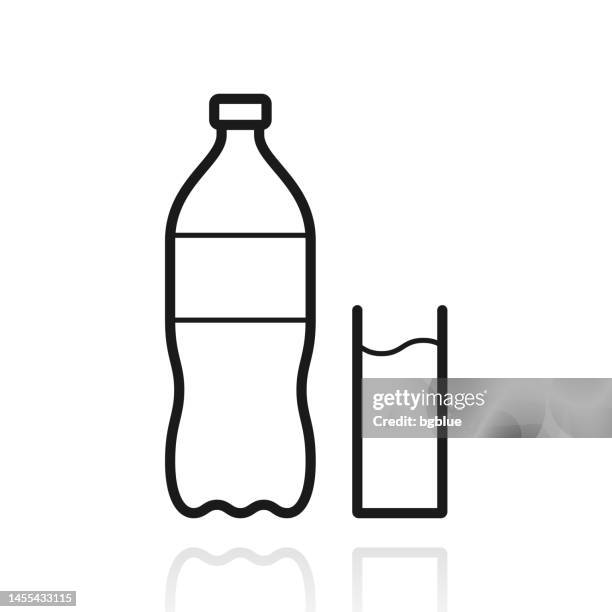 flasche und glas soda. symbol mit reflexion auf weißem hintergrund - sprudelgetränk stock-grafiken, -clipart, -cartoons und -symbole