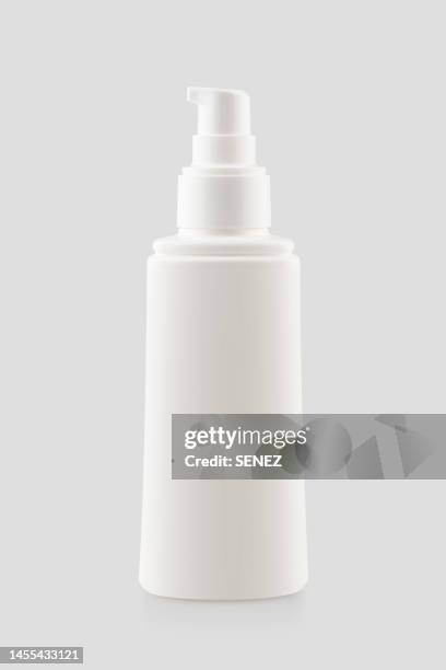 hand sanitizer in pump bottle - shampoo bottle white background stock-fotos und bilder