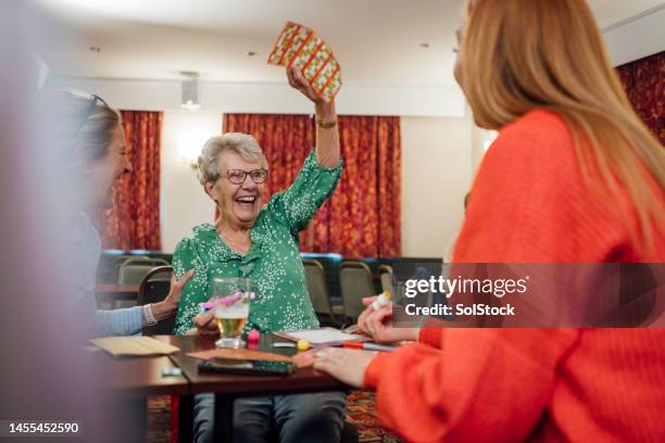 she's won the game! - bingo stockfoto's en -beelden