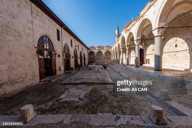 tarsus grand mosque is a historical mosque located in tarsus district of mersin province. it was built in the 9th century during the abbasid empire, and after the abbasids left the region and the region passed back to byzantium and the armenian kingdom of - tarso fotografías e imágenes de stock