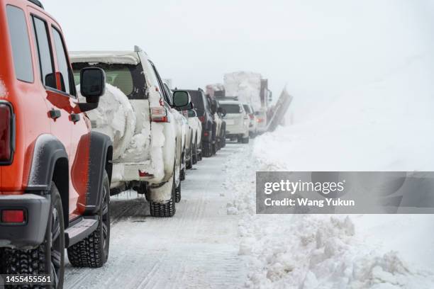 heavy traffic jam in the snowstorm - xinjiang province stock pictures, royalty-free photos & images