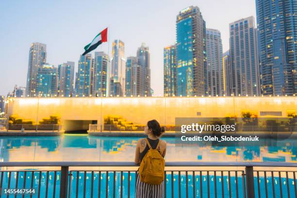 woman exploring dubai - city walk dubai stockfoto's en -beelden