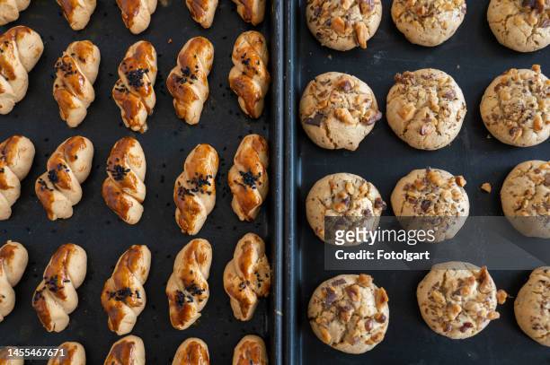 traditionelle türkische salzige und süße kekse auf einem backblech aufgereiht - cumin stock-fotos und bilder