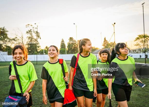 meninas de futebol que saem do campo esportivo após a sessão de treino - equipamento esportivo - fotografias e filmes do acervo