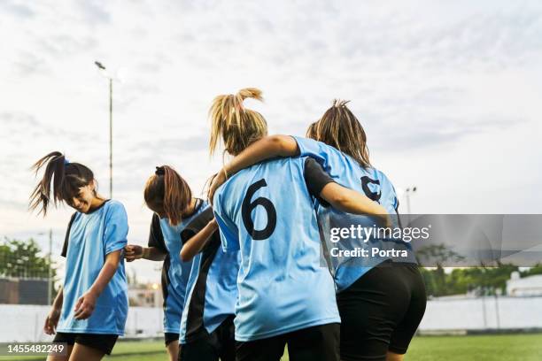 フィールドでゴールを決めた後、フィールドで抱き合う女子サッカー選手 - 女子サッカー ストックフォトと画像