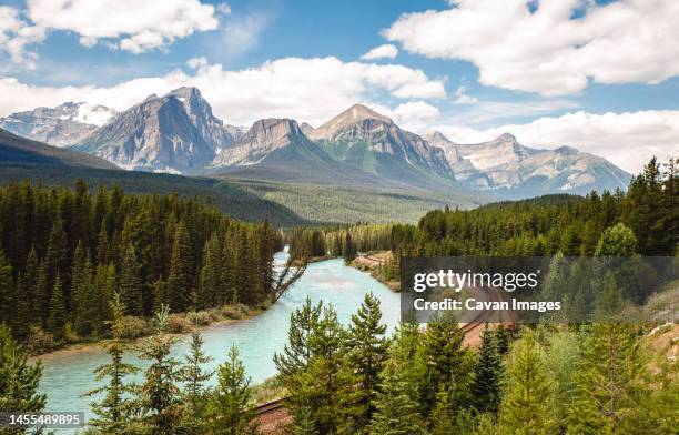 morant's curve railroad through the rocky mountains in banff, canada - rio bow - fotografias e filmes do acervo