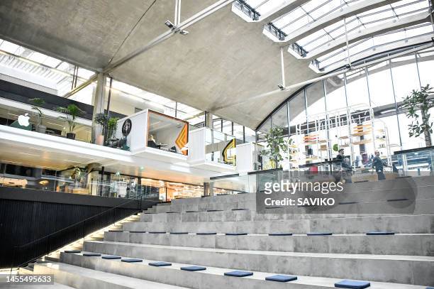 Gradins, espace de réunions et conférences de l'incubateur de start-up 'Station F' dans un ancien dépôt de fret ferroviaire le 9 janvier 2023 à Paris.