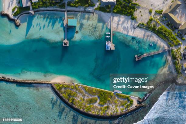 aerial view of tropical island coastline - thulusdhoo stock pictures, royalty-free photos & images