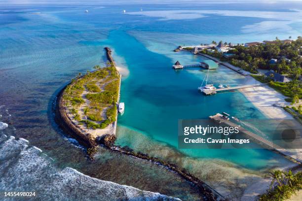 aerial view of tropical island coastline - thulusdhoo stock pictures, royalty-free photos & images