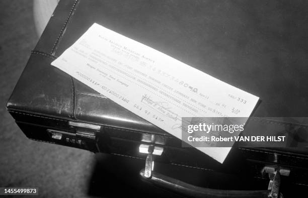 Le plus gros chèque de l'histoire détenu par Francis Bouygues le 30 avril 1981