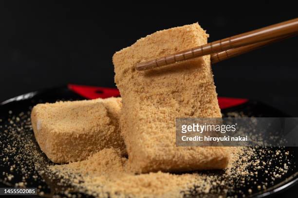 rice cake with bean paste - kinako fotografías e imágenes de stock