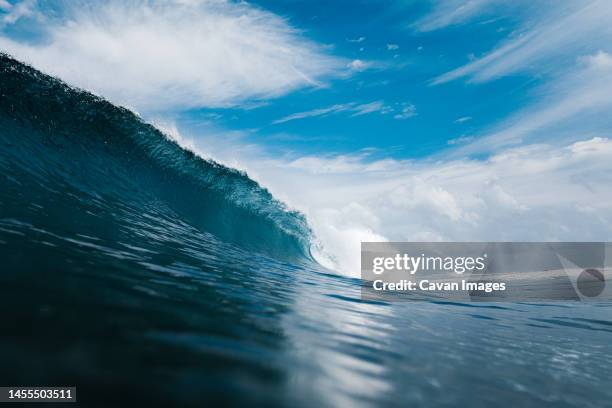 powerful wave breaking in the indian ocean - thulusdhoo stock pictures, royalty-free photos & images