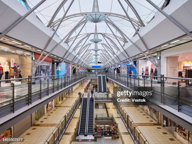 shopping mall interior - centro commerciale foto e immagini stock
