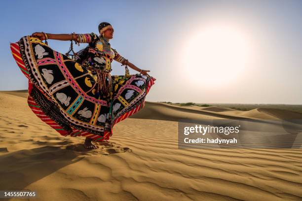 indian woman dancing on a sand dune, desert village, india - rajasthan dance stock pictures, royalty-free photos & images