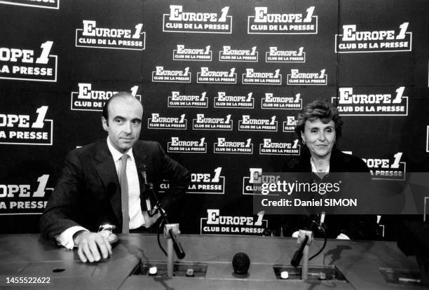 La ministre du Commerce extérieur Edith Cresson et Alain Juppé du RPR au Club de la Presse d'Europe 1 à Paris le 17 novembre 1985