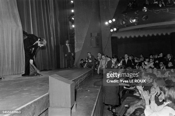 Barbara salue son public dont Françoise Sagan et Salvatore Adamo à la fin de son concert à l'Olympia de Paris le 4 février 1969